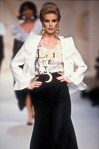 880462119_Valentino1991WomenRTW91.thumb.jpg.4c31204405d5cd78031f9082c347b0a3.jpg