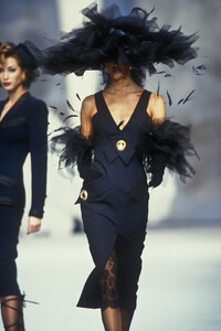 886728280_Chanel1992HauteCouture91.thumb.jpg.b54ae13979bc3462594a86c867f5311e.jpg