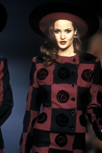 983297268_Valentino1992HauteCouture35.thumb.jpg.d8d2a05227a8e8b4d8599b8827a31147.jpg