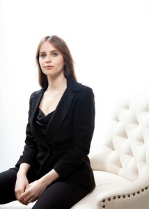 Felicity-Jones-On-the-Basis-of-Sex-promo-2018-002.jpg