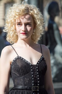 Julia-Garner-Bold-Pics.jpg