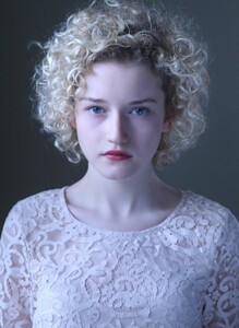 Julia-Garner-Photos-For-Desktop.jpg