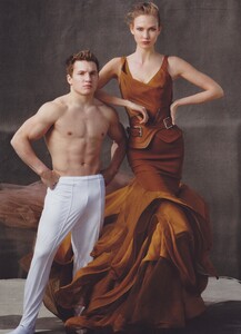 Leibovitz_US_Vogue_June_2012_04.thumb.jpg.12e6fc6453beba61d9b468702a49b750.jpg
