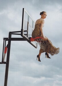 Leibovitz_US_Vogue_June_2012_17.thumb.jpg.435537c041ab555d488ea7d8f5a81a7b.jpg