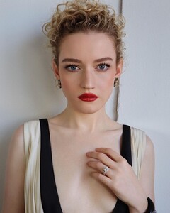 julia-garner-2021-golden-globes-photoshoot-2.jpg