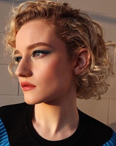 julia-garner-critics-choice-awards-2021-portraits-1.jpg