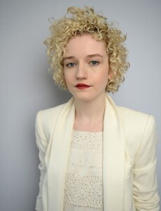 julia-garner-good-looking-photo-still.jpg