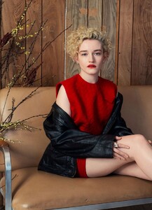 julia-garner-marie-claire-australia-march-2022-issue-4.jpg