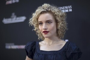 julia-garner-nice-looking-photo-still.jpg