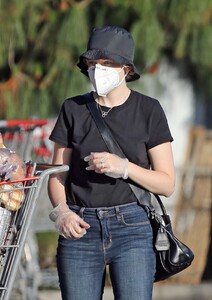 julia-garner-out-shopping-in-los-angeles-05-24-2020-12.jpg