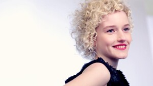 julia-garner-smile-wallpaper.jpg