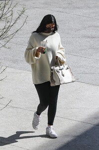 kylie-jenner-out-in-los-angeles-03-08-2022-4.jpg