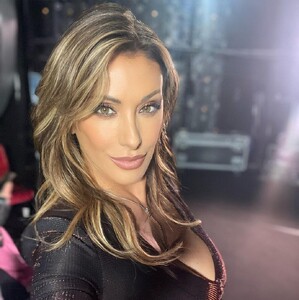 sabrinasalernofficial_279054213_1051665832449293_1443903707439904558_n.jpg
