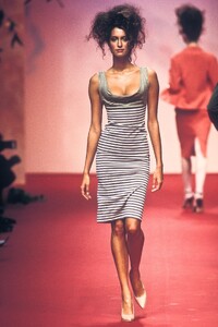 102785719_VivienneWestwood1997WomenRTW125.thumb.jpg.5a3553e4045df0b63529ec2a68bc63a7.jpg