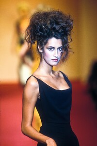 1096576429_VivienneWestwood1997WomenRTW140.thumb.jpg.8ab01518333da78de13af4c2b0865ec2.jpg