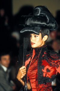 1188344520_Givenchy1997HauteCouture113.thumb.jpg.a8732c5b8c0f40c464a468a0c81e49ed.jpg