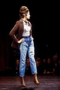 1326002109_VivienneWestwood1997FW32.thumb.jpg.3679ed30d804996bdc97206ad2ef523c.jpg