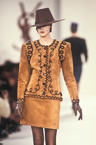 1329419384_YvesSaintLaurent1988WomenRTW118.thumb.jpg.89db76197ccca51df882e9f1a7b27fd4.jpg