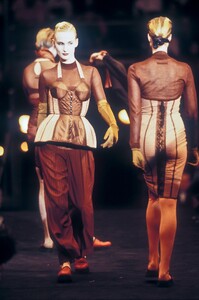 1568138287_JeanPaulGaultier1988WomenRTW44.thumb.jpg.6b32d239f6b373ed4d904197ac485af5.jpg