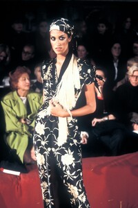 1569451776_JohnGalliano1997WomenRTW50.thumb.jpg.71fd44fb95735df0d5270ad77831417a.jpg