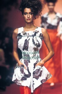 158374883_VivienneWestwood1997WomenRTW112.thumb.jpg.33de5161304811a38f35bedf912dfc7d.jpg