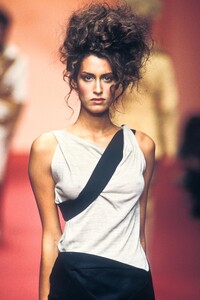 1634695124_VivienneWestwood1997WomenRTW179.thumb.jpg.f4d3f71a6da814d14aafc2ca993ee37d.jpg