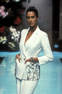 1697082342_ChristianDior1996HauteCouture27.thumb.jpg.5fa7621b31c2cd3f84f53ce9c4db7eb8.jpg
