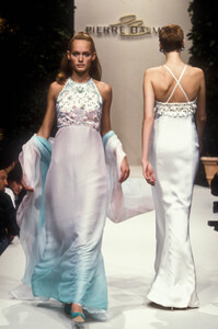 1699251670_PierreBalmain1996HauteCouture108.thumb.jpg.e255d1fbc9b4ce23501d0981fa96cacd.jpg