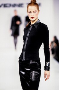 1739782102_VivienneTam1995WomenRTW52.thumb.jpg.4934428424b61dd6a991d4e8a09ff3ed.jpg
