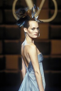 1773799735_Valentino1996HauteCouture108.thumb.jpg.4a6d180db82180329c8d122141c50c40.jpg
