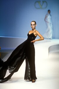 18199678_Valentino1996WomenRTW208.thumb.jpg.bee7bd6aadfd2bc522d48b3260e660fa.jpg