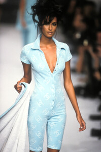 1988713042_Chanel1996WomenRTW11.thumb.jpg.d76a304dd25869a7b7c6e8f1d32a0279.jpg