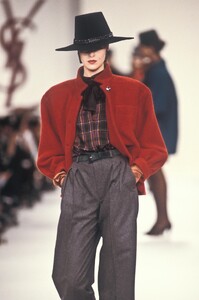 2105392168_YvesSaintLaurent1988WomenRTW146.thumb.jpg.3aac0b60ebb6409f0d4ed827e5dda88f.jpg