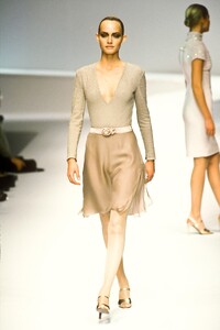 2126906257_Valentino1996WomenRTW188.thumb.jpg.e1748f9f8285bd328bd4b05551806432.jpg