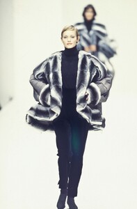 333381773_Fendi1993WomenRTW111.thumb.jpg.ac794e960b052a4aa6e84e5bb13eb7cd.jpg