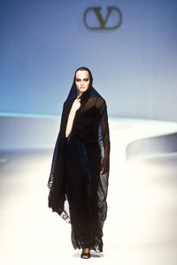 487549238_Valentino1996WomenRTW207.thumb.jpg.7b523cb25f053b76f7f2e6962110787f.jpg