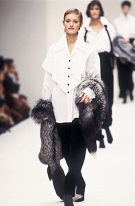 561854207_Fendi1993WomenRTW18.thumb.jpg.bb38e52de39bacbd40d1d82dcea6443a.jpg