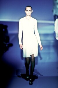 642607177_Valentino1996WomenRTW251.thumb.jpg.7f7ea3541ec1d06364a2f1bb2c5f36c9.jpg