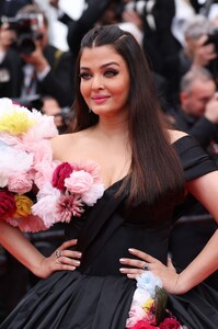688983504_cannes2002redcarpetaishwaryaraibachchaninblackdress15.thumb.jpg.181e6a91ede844767be36520a75e5959.jpg