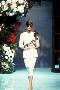 902620407_ChristianDior1996HauteCouture86.thumb.jpg.61e13c518a60633474152d008714c887.jpg