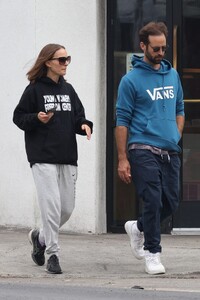 natalie-portman-out-in-los-feliz-05-18-2022-3.jpg