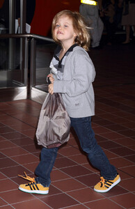 shiloh-jolie-pitt-17.thumb.jpg.c984485f3eac435c2f33b50a8c90cbf4.jpg