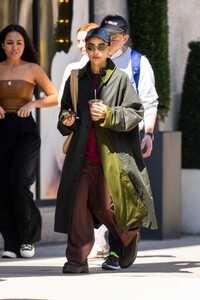 zoe-kravitz-out-in-noho-in-nyc-04-08-2022-3.jpg