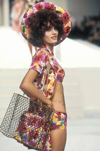 1125878191_Chanel1997WomenRTW76.thumb.jpg.d6be13d0fc540ab8223c7b4064f07171.jpg