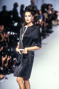 1148033847_KarlLagerfeld1996WomenRTW13.thumb.jpg.48c9a74759ec8e27515331692be59b31.jpg