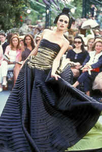 1152683867_ChristianDior1997HauteCouture63.thumb.jpg.dd304a58a2365dff99962984cf9aa8d8.jpg