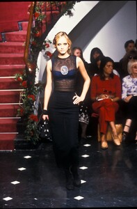 1260447614_DolceGabbana1998WomenRTW7.thumb.jpg.875a6f4260cd25e5b74bf3b73c6494ee.jpg