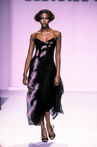 127825057_AnnaSui1997WomenRTW109.thumb.jpg.aad1b398b591132af43fd3f946f1ad53.jpg