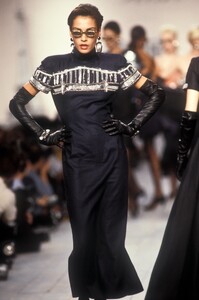 1529568447_KarlLagerfeld1987WomenRTW45.thumb.jpg.560fe9577cfa148e406cb4a6cf43e1cd.jpg