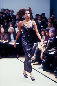 1578730141_Fendi1997WomenRTW136.thumb.jpg.a2eee7fa50582024c6a58646b336f006.jpg